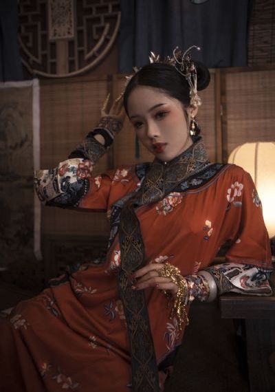 女性の乳頭を凸起しています